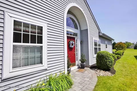 26 Esplanade Dr, Franklin Twp, NJ 08873