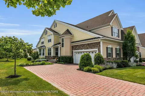 1 Edwards Farm Ln, Tinton Falls, NJ 07724