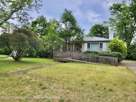 94 Fairacres Dr, Toms River, NJ 08753