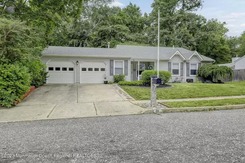 16 Concord Cir, Howell, NJ 07731