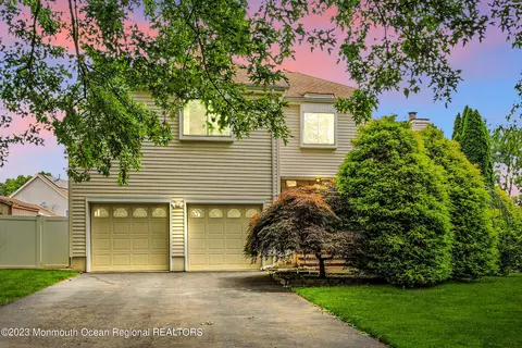 4 Beacon Pl, Old Bridge, NJ 08857
