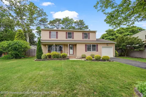 52 Shasta Ln, Toms River, NJ 08753