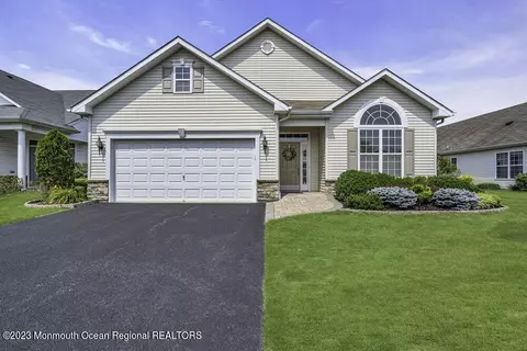 30 Eagle Ridge Cir, Lakewood, NJ 08701