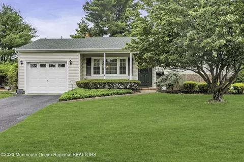 16 Waldwick Ct, Toms River, NJ 08757
