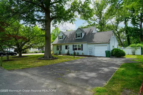 6 Lake Dr, Eatontown, NJ 07724