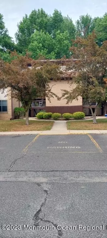 27 Meadow Green Cir #C, Manalapan, NJ 07726