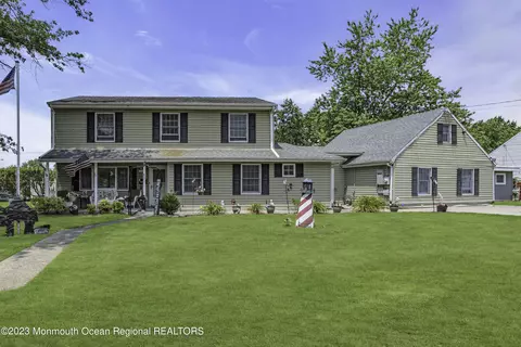 8 Wagon Rd, Hazlet, NJ 07730