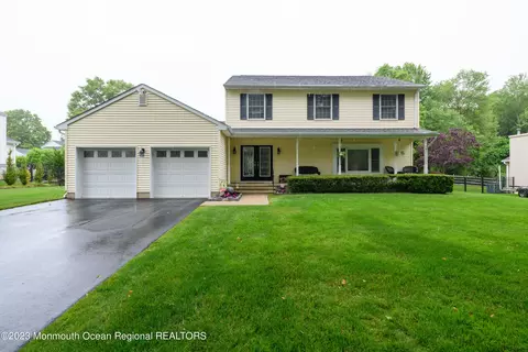 36 Ruset Ln, Farmingdale, NJ 07727