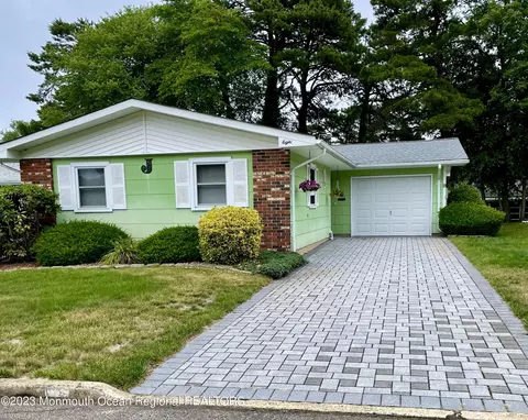 8 Melville Ln, Brick, NJ 08724