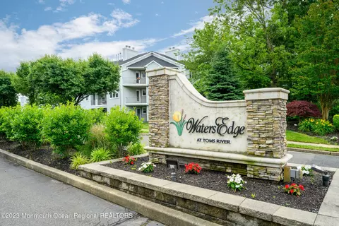 1311 Waters Edge Dr, Toms River, NJ 08753