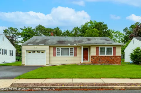 22 Millbrook Dr, Toms River, NJ 08757