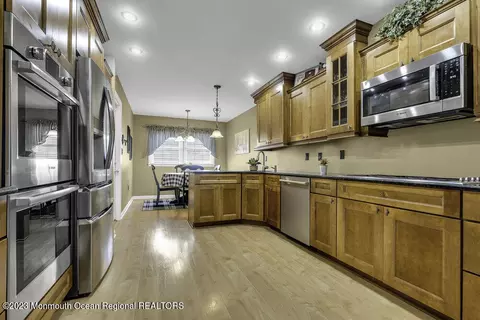 22 Barbara St, Kendall Park, NJ 08824