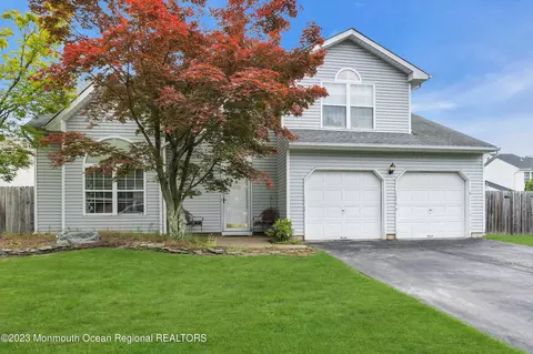 6 Crossbrooke Ct, Howell, NJ 07731