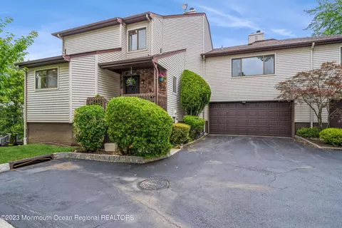 5 Oxford Ln, Middletown, NJ 07748