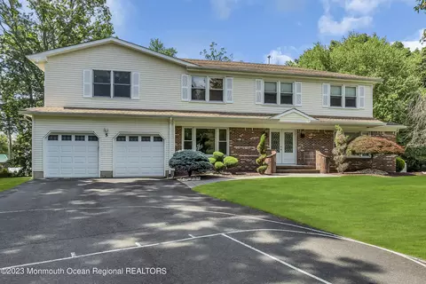 5 Hopi Ct, Manalapan, NJ 07726
