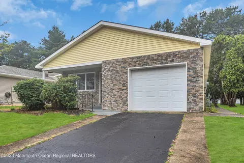 11 Morongo Ct, Toms River, NJ 08757