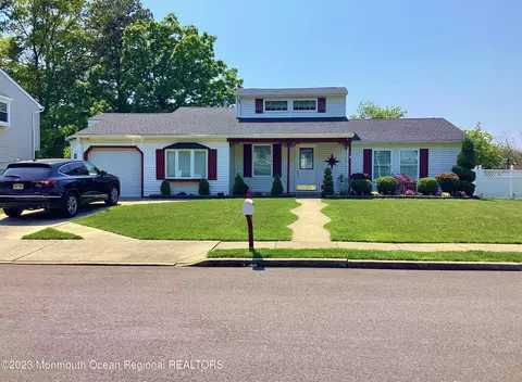 7 Honeysuckle Way, Howell, NJ 07731