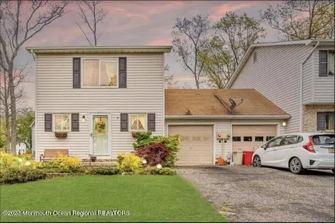 8 Patricia Ct, Howell, NJ 07731