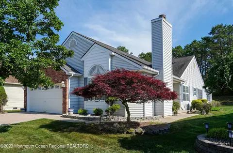 122 Canterbury Ln, Toms River, NJ 08757
