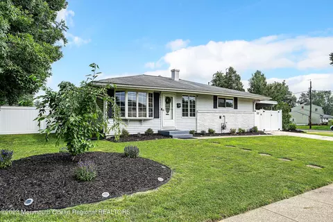 15 Larchmont Dr, Burlington, NJ 08016