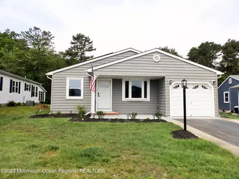 7 Kelowna Ct, Toms River, NJ 08757
