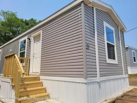 21 John St, Hazlet, NJ 07730