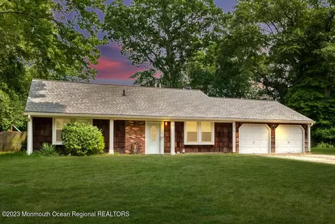 3 Casablanca Ct, Toms River, NJ 08753