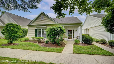 674 Bluebird Dr, Monroe, NJ 08831