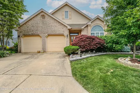 10 Geoffrey Ct, Monroe, NJ 08831