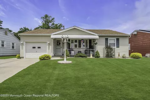 142 Northumberland Dr, Toms River, NJ 08757