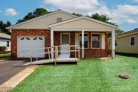 4 Wedgeport Dr, Toms River, NJ 08757