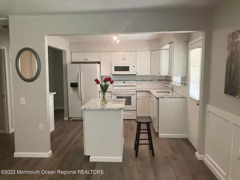 15 Maplewood Dr #B, Whiting, NJ 08759