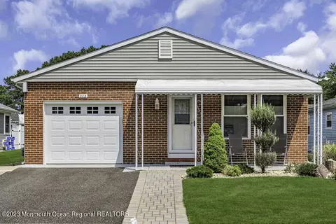 205 Torrey Pines Dr, Toms River, NJ 08757