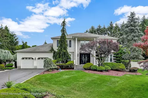 10 Shawnee Ct, Manalapan, NJ 07726