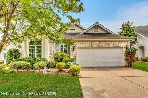 20 London Dr, Monroe, NJ 08831
