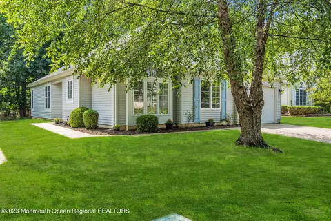 11 Kildare Ln, Jackson, NJ 08527