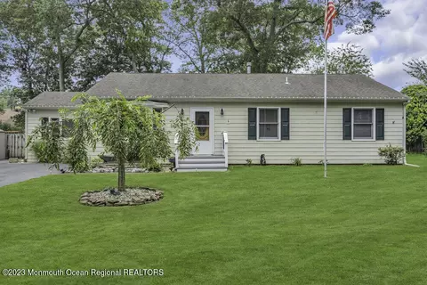 20 Woodland Rd, Bayville, NJ 08721