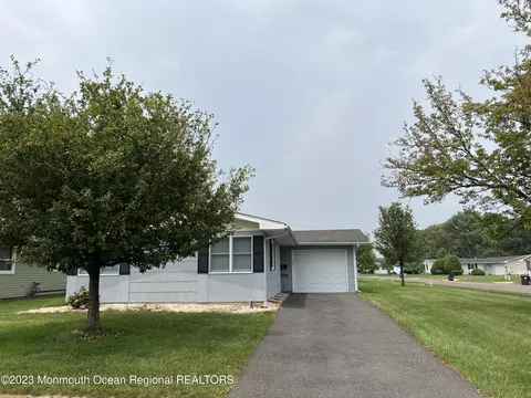 13 Arnold St, Brick, NJ 08724