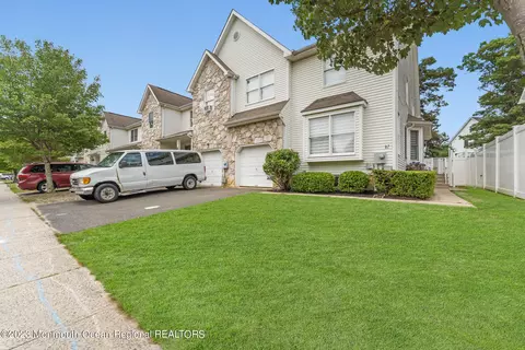 17 N Crest Pl, Lakewood, NJ 08701