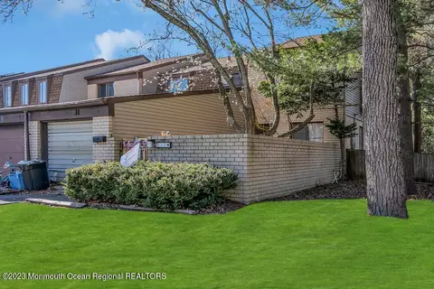 31 Woodlake Dr, Lakewood, NJ 08701