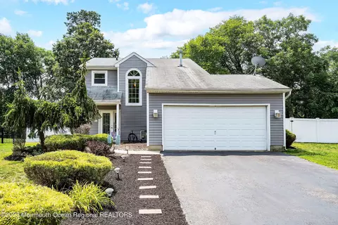 4 Reed Rd, Howell, NJ 07731