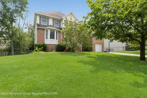 4 Omni Ct, Lakewood, NJ 08701