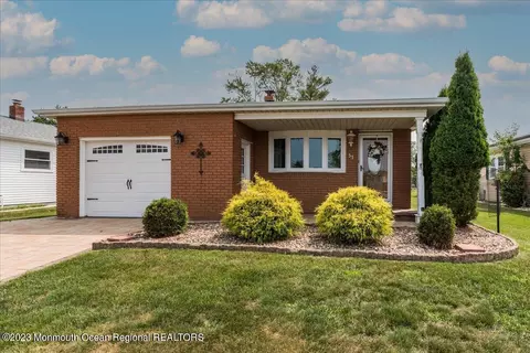 33 Bonaire Dr, Toms River, NJ 08757