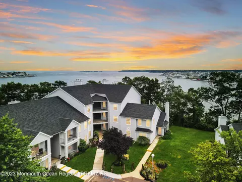 220 Waters Edge Dr, Toms River, NJ 08753