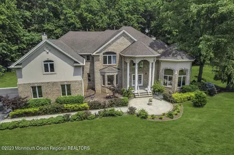 5 Kaiser Ct, Morganville, NJ 07751