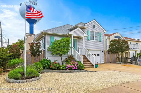 2 W Bayberry Dr, Long Beach Township, NJ 08008