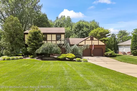 5 Constitution Ct, Manalapan, NJ 07726