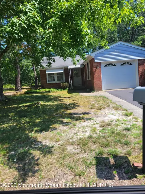 7 Bowie Dr, Manchester, NJ 08759