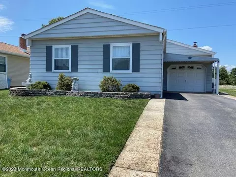 156 Torrey Pines Dr, Toms River, NJ 08757