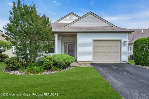 32 Kensington Rd, Manchester, NJ 08759